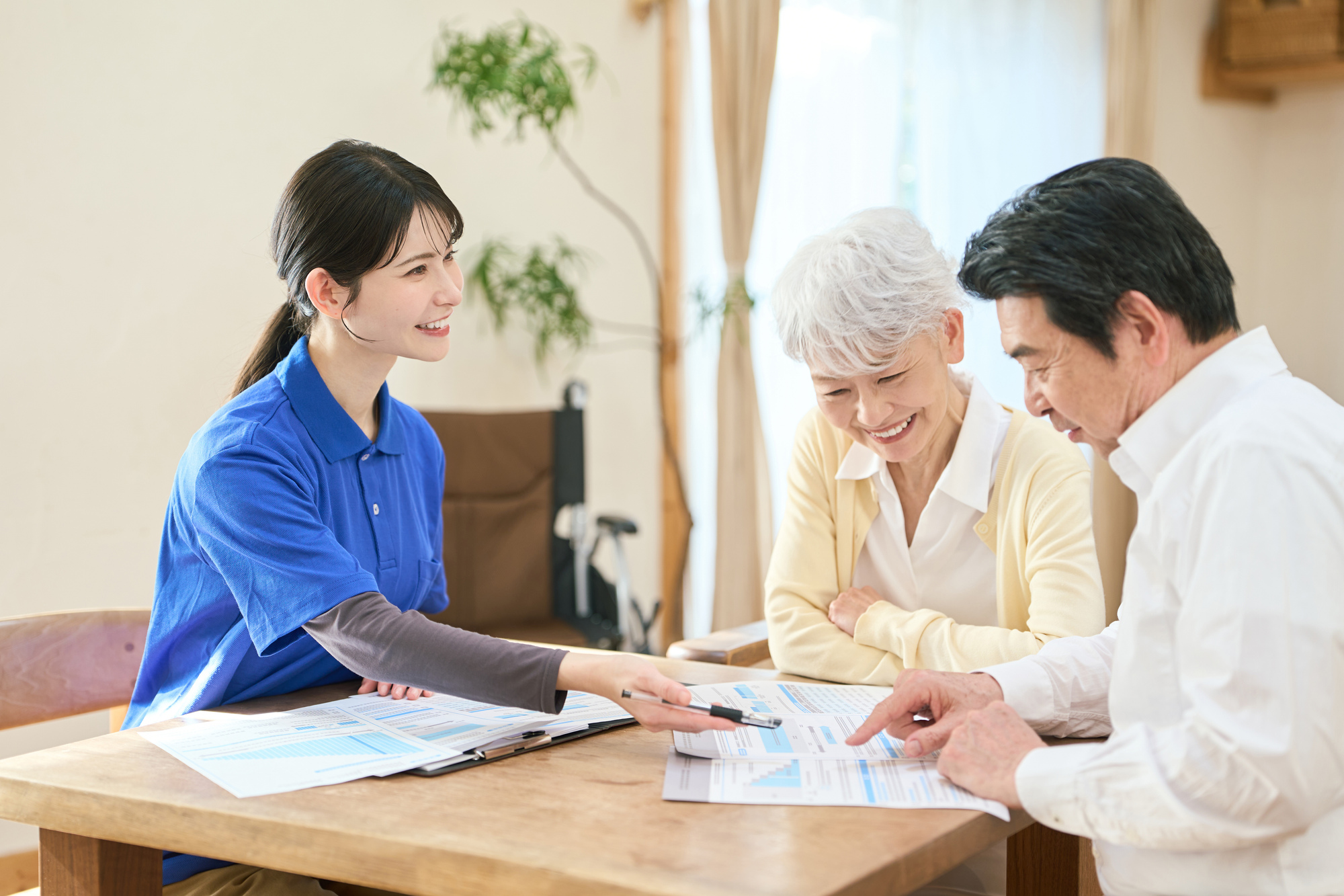 資料を確認しながら話し合う復職支援の面談風景